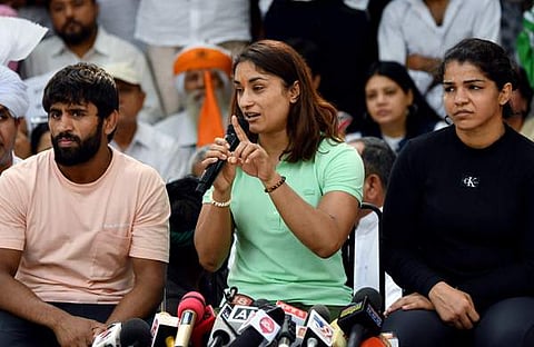 ഗുസ്തി താരങ്ങളായ ബജ്രംഗ് പുനിയ, വിനേഷ് ഫോഗട്ട്, സാക്ഷി മാലിക് എന്നിവർ മാധ്യമങ്ങളോട് സംസാരിക്കുന്നു/ ചിത്രം: എഎൻഐ