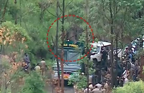 പിടികൂടിയ അരിക്കൊമ്പനെ ലോറിയില് കയറ്റിയപ്പോള്, ടെലിവിഷന് ദൃശ്യം