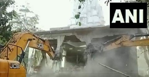 ഇന്ഡോറിലെ ക്ഷേത്രത്തിലെ അനധികൃത കയ്യേറ്റം ബുള്ഡോസര് ഉപയോഗിച്ച് പൊളിച്ചുനീക്കുന്നു
