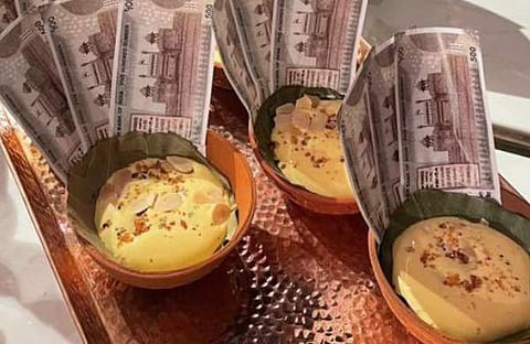 സോഷ്യല്മീഡിയയില് പ്രചരിക്കുന്ന 500 രൂപ നോട്ട് കൊണ്ട് അലങ്കരിച്ച രീതിയിലുള്ള ഡെസേര്ട്ടിന്റെ ചിത്രം