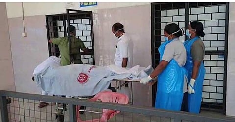 സിക്കന്തര് കുമാറിന്റെ മൃതദേഹം മോര്ച്ചറിയിലേക്ക് മാറ്റുന്നു