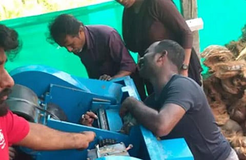 തേങ്ങ പൊതിക്കുന്ന യന്ത്രത്തിൽ കൈ കുടുങ്ങിയപ്പോൾ