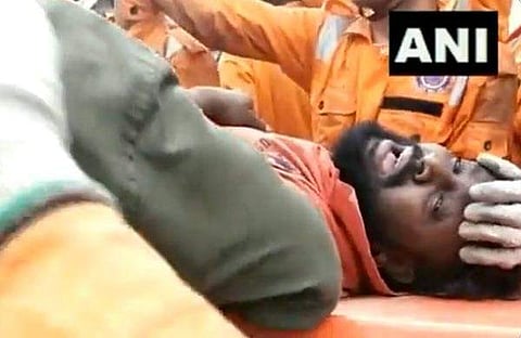 യുവാവിനെ രക്ഷപ്പെടുത്തുന്നു/ എഎന്ഐ