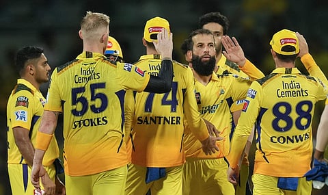 സഹ താരങ്ങൾക്കൊപ്പം വിക്കറ്റ് നേട്ടമാഘോഷിക്കുന്ന മൊയീൻ അലി/ പിടിഐ