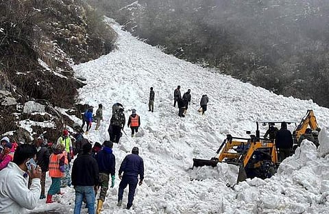 സിക്കിമില് ഉണ്ടായ ഹിമപാതത്തില് കുടുങ്ങിയവരെ രക്ഷിക്കുന്നതിന്റെ ദൃശ്യം, എഎന്ഐ