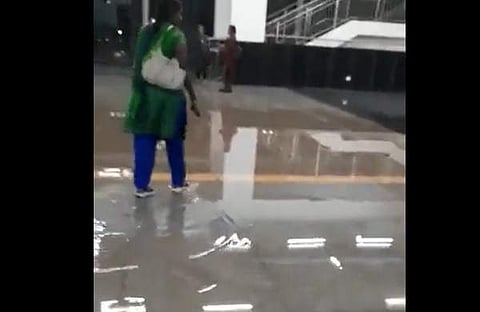 മഴയില് ബംഗളൂരു മെട്രോ സ്റ്റേഷനിലെ വെള്ളക്കെട്ടിന്റെ ദൃശ്യം