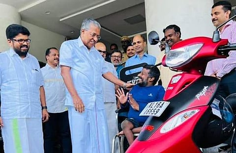 റഹീമിന് ഭിന്നശേഷി സൗഹൃദ വാഹനം മുഖ്യമന്ത്രി കൈമാറുന്നു