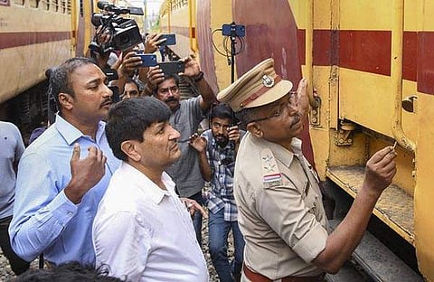 ട്രെയിനില് പൊലീസ്, എന്ഐഎ സംഘം പരിശോധന നടത്തുന്നു/ എക്സ്പ്രസ്