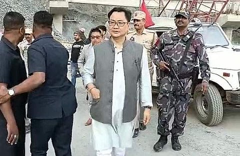 അപകടത്തിന് പിന്നാലെ കാറില് നിന്ന് പുറത്തിറങ്ങിയ കേന്ദ്രമന്ത്രി/ എഎന്ഐ