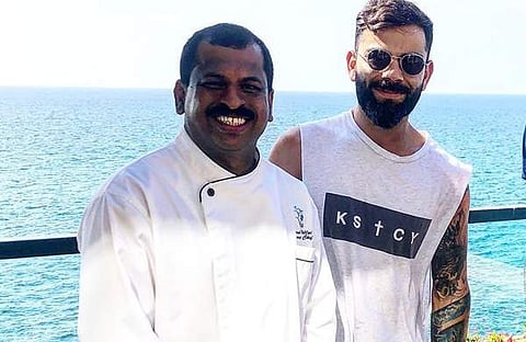 വിരാട് കോഹ്ലിക്കൊപ്പം സുരേഷ് പിള്ള/ ചിത്രം ഫെയ്സ്ബുക്ക്