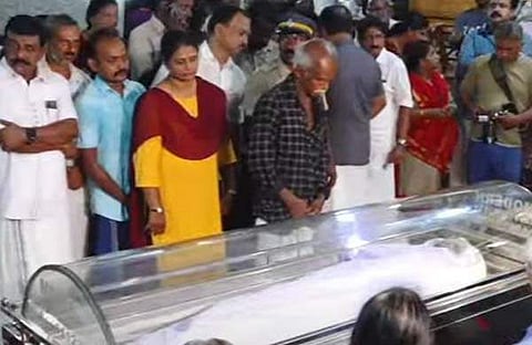 ഡോ. വന്ദനാദാസിന്റെ മൃതദേഹം വീട്ടിലെത്തിച്ചപ്പോള് അന്ത്യാഞ്ജലി അര്പ്പിക്കുന്നവര്