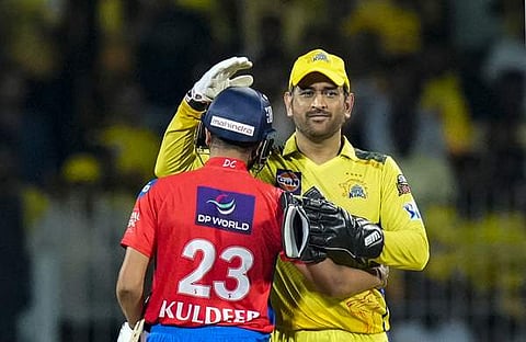 ജയിച്ചതിന് പിന്നാലെ ഡല്ഹിയുടെ കുല്ദീപ് യാദവിനെ ധോനി ആശ്വസിപ്പിക്കുന്നു, പിടിഐ