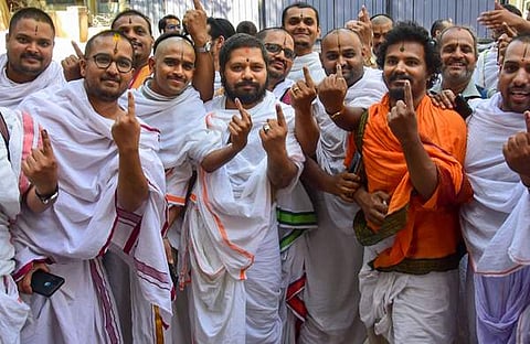 കര്ണാടക നിയമസഭ തെരഞ്ഞെടുപ്പില് വോട്ടര്മാരുടെ ദൃശ്യം, പിടിഐ