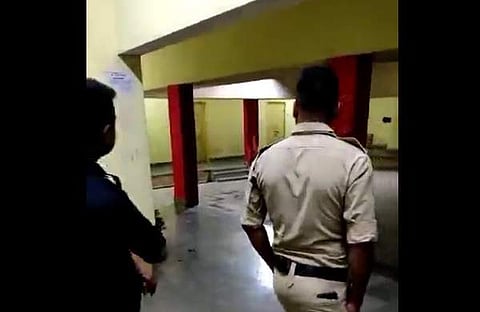 ഹോസ്റ്റലില് പൊലീസ് പരിശോധിക്കുന്നു, സ്ക്രീന്ഷോട്ട്