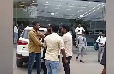 കെ സ്വിഫ്റ്റ് ജീവനക്കാരന് ഓട്ടോ ഡ്രൈവറെ തല്ലുന്നതിന്റെ വീഡിയോ ദൃശ്യം