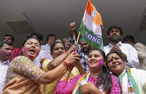 ബംഗളൂരുവിലെ പാര്ട്ടി ആസ്ഥാനത്തിനു പുറത്ത് കോണ്ഗ്രസ് പ്രവര്ത്തകരുടെ ആഹ്ലാദം/പിടിഐ