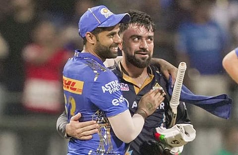 ഗുജറാത്ത് താരം റാഷിദ് ഖാനും മുംബൈയുടെ സൂര്യകുമാർ യാദവും/ ചിത്രം: പിടിഐ