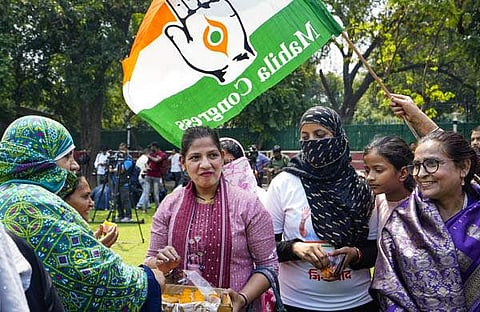 എഐസിസി ആസ്ഥാനത്ത് പ്രവര്ത്തകരുടെ ആഹ്ലാദം/പിടിഐ