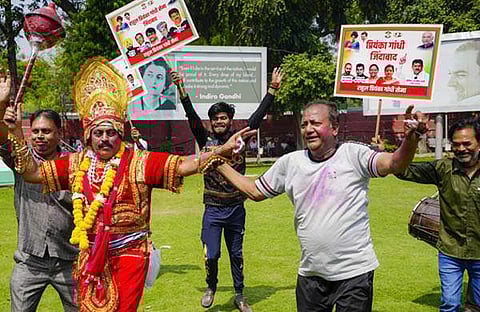 എഐസിസി ആസ്ഥാനത്തെ കോണ്ഗ്രസ് പ്രവര്ത്തകരുടെ ആഹ്ലാദം/ പിടിഐ