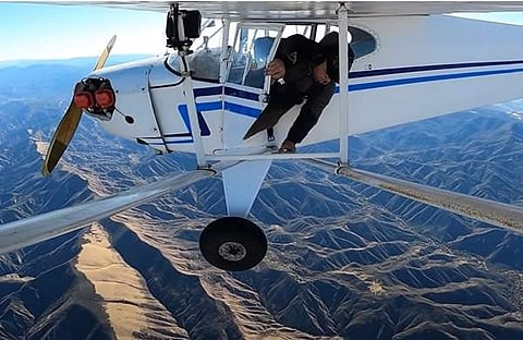 ട്രെവല് വിമാനത്തിൽ നിന്നും ചാടുന്നു/ ചിത്രം വിഡിയോ സ്ക്രീൻഷോട്ട്