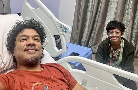 ഗായകൻ പാപോണും മകനും/ ചിത്രം; ട്വിറ്റർ