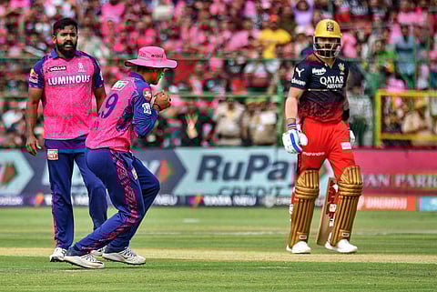 ആസിഫിന്റെ പന്തിൽ യശസ്വിക്ക് ക്യാച്ച് നൽകി കോഹ്ലി പുറത്താകുന്നു/ പിടഐ