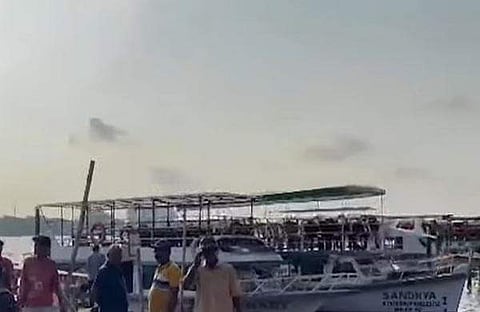 പൊലീസ് പിടികൂടിയ ബോട്ട്/ ടിവി ദൃശ്യം