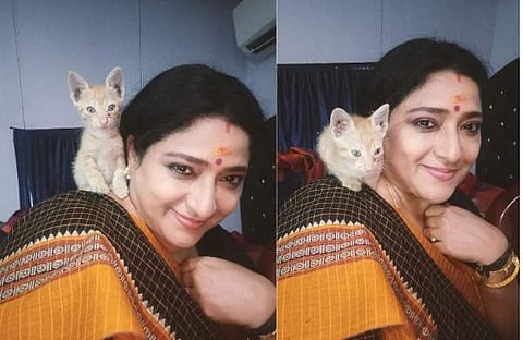 പൂച്ചക്കുഞ്ഞുമായി പ്രവീണ/ ഫെയ്സ്ബുക്ക്