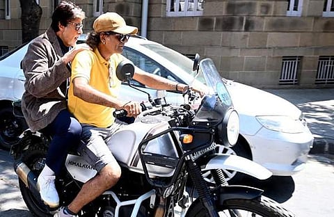 അജ്ഞാതനൊപ്പം ബൈക്കിൽ അമിതാഭ് ബച്ചൻ/ ചിത്രം ഇൻസ്റ്റാഗ്രാം