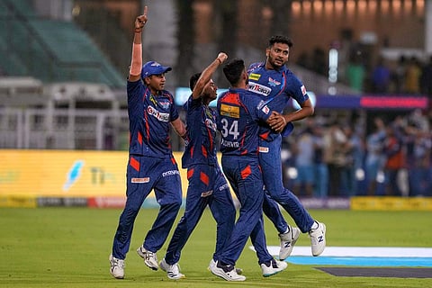 അവസാന ഓവറിൽ റൺസ് പ്രതിരോധിച്ച് വിജയം സമ്മാനിച്ച മുഹ്സിൻ ഖാനെ എടുത്തുയർത്തി ആഹ്ലാദിക്കുന്ന ലഖ്നൗ താരങ്ങൾ/ പിടിഐ