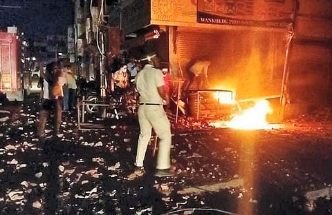 അക്രമികൾ കടകളും വീടുകളും തീവെച്ചപ്പോൾ/ പിടിഐ