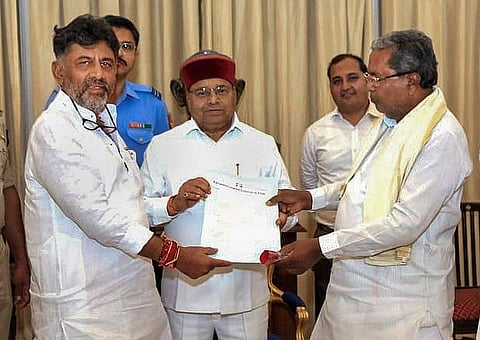 സിദ്ധരാമയ്യയും ഡികെ ശിവകുമാറും ഗവർണർ താവര്ചന്ദ് ഗഹ്ലോട്ടിനൊപ്പം/ പിടിഐ