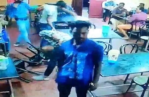 ഓച്ചിറയിലെ ബാറിലുണ്ടായ സംഘര്ഷത്തിന്റെ ടെലിവിഷന് ദൃശ്യം