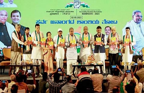 കോണ്ഗ്രസ് പ്രകടനപത്രിക പുറത്തിറക്കുന്നു