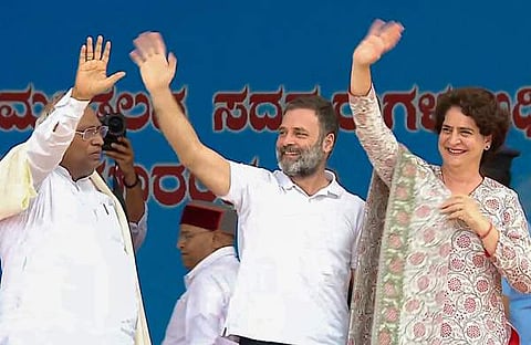 സത്യപ്രതിജ്ഞാവേദിയില് രാഹുല് പ്രിയങ്കയ്ക്കും ഖാര്ഗെയ്ക്കുമൊപ്പം പ്രവര്ത്തകരെ അഭിവാദ്യം ചെയ്യുന്നു/വിഡിയോ ദൃശ്യം