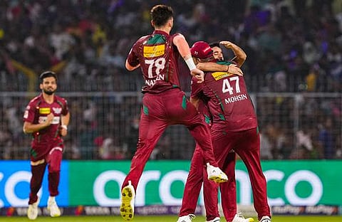 വിക്കറ്റ് നേട്ടം ആഘോഷിക്കുന്ന ലഖ്നൗ താരങ്ങൾ/ ചിത്രം: പിടിഐ