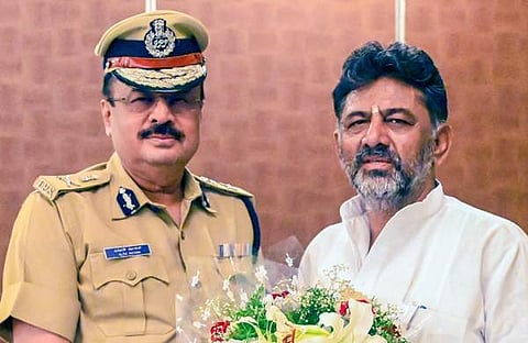 അലോക് മോഹൻ ഉപമുഖ്യമന്ത്രി ഡികെ ശിവകുമാറിനൊപ്പം/ ട്വിറ്റർ