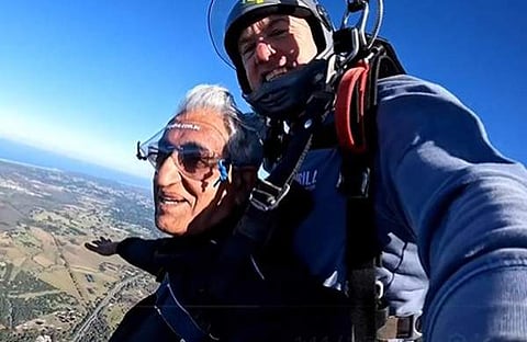 ടിഎസ് സിങ് ഡിയോ സ്കൈഡൈവ് ചെയ്യുന്നു / സ്ക്രീൻഷോട്ട്