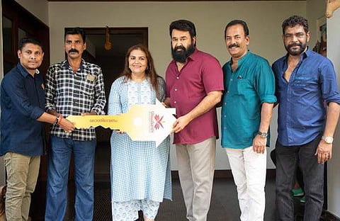 മോഹൻലാലും ഭാര്യ സുചിത്രയും ചേർന്ന് വീടിന്റെ താക്കോൽ കൈമാറുന്നു. മേജർ രവി, ആൻ്റണി പെരുമ്പാവൂർ എന്നിവർ സമീപം/ ഫെയ്സ്ബുക്ക്