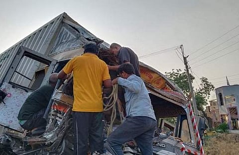 മഹാരാഷ്ട്രയില് ബസും ട്രക്കും കൂട്ടിയിടിച്ചപ്പോള്, ട്വിറ്റര്