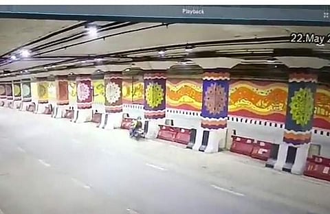 ഡല്ഹിയില് 19കാരന് വാഹനാപകടത്തില്പ്പെടുന്ന ദൃശ്യം