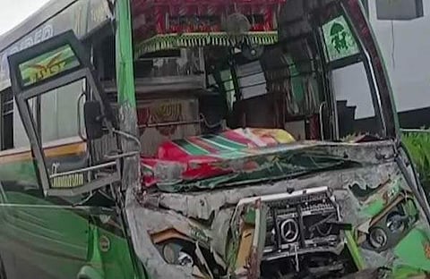 അപകടത്തില് തകര്ന്ന ബസ്/ ടിവി ദൃശ്യം