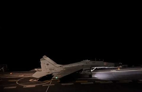 ഐഎൻഎസ് വിക്രാന്തിലേക്ക് മിഗ് 29 കെ പറന്നിറങ്ങിയപ്പോൾ/ വിഡിയോ സ്ക്രീൻഷോട്ട്