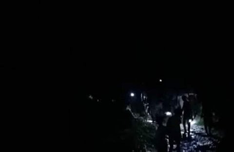 രക്ഷപ്പെടുത്തിയ യുവാക്കളെ താഴേക്ക് കൊണ്ടുവരുന്നു/ ടിവി ദൃശ്യം