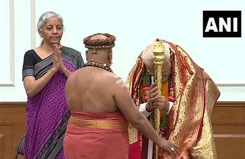 തിരുവാവതുതുറൈ മഠത്തിലെ പുരോഹിതന്മാരുടെ നേതൃത്വത്തിലാണ് പ്രധാനമന്ത്രി നരേന്ദ്ര മോദിക്കു ചെങ്കോല് കൈമാറുന്നു