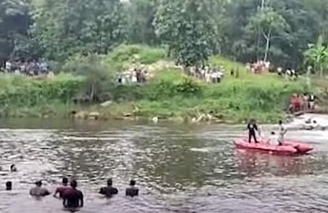 കുട്ടികള്ക്കായി തിരച്ചില് നടത്തുന്ന ഫയര്ഫോഴ്സും നാട്ടുകാരും