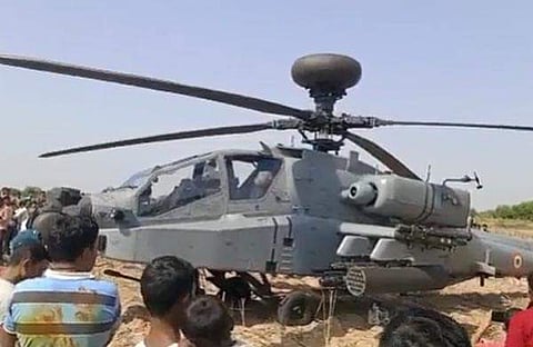 സൈനിക ഹെലികോപ്ടർ പാടത്ത് ഇറക്കിയപ്പോൾ/ വീഡിയോ ദൃശ്യം