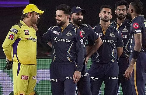 ഗുജറാത്ത് ടൈറ്റൻസ് താരങ്ങൾക്കൊപ്പം ചെന്നൈ സൂപ്പർ കിംഗ്സ് നായകൻ ധോനി/ ചിത്രം: പിടിഐ