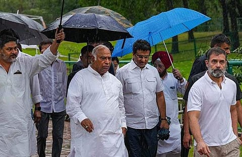 മല്ലികാർജുൻ ഖാർഗെയും രാഹുൽ ഗാന്ധിയും/ പിടിഐ