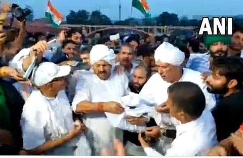 മെഡലുകള് തിരികെ വാങ്ങുന്ന കര്ഷകനേതാക്കള്